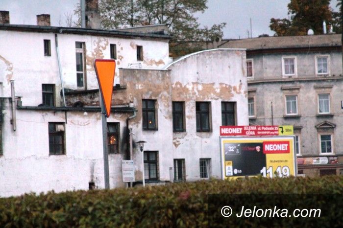 Jelenia Góra: Radny wzywa miasto do zajęcia się szpecącą piekarnią