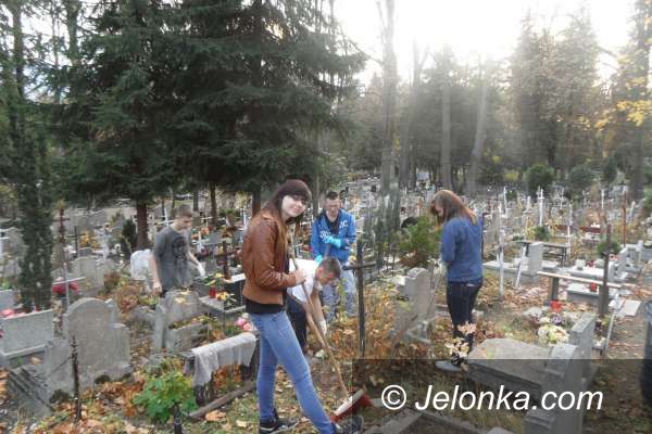 Jelenia Góra: Młodzież z Bursy pamięta o opuszczonych grobach