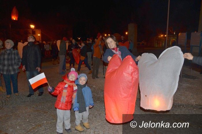 Jelenia Góra: Poszybowały w niebo lampiony z życzeniami dla Polski