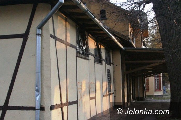 Jelenia Góra: Wandale zniszczyli nową elewację dworca