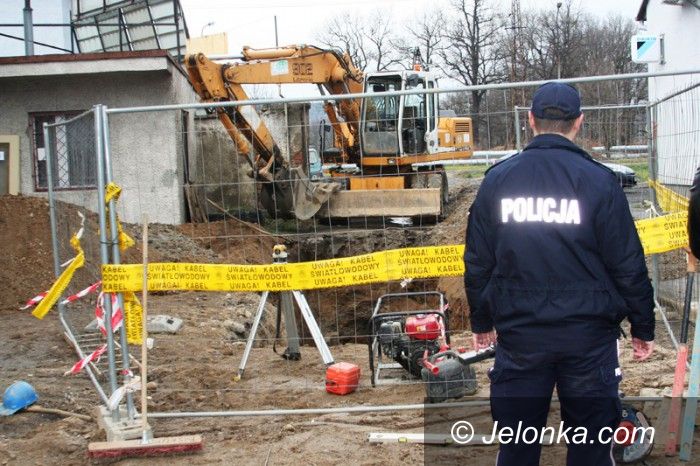 Jelenia Góra: Ziemia z wykopu przysypała robotnika
