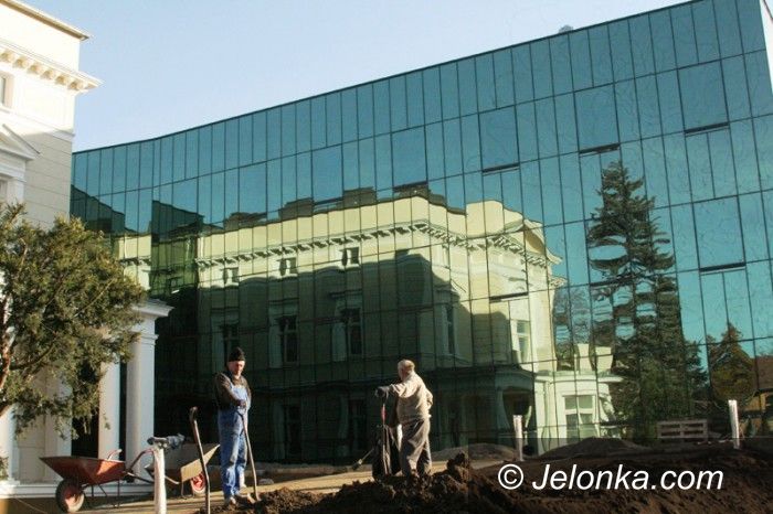 Jelenia Góra: Nowy sąd ze szkła i stali już stoi