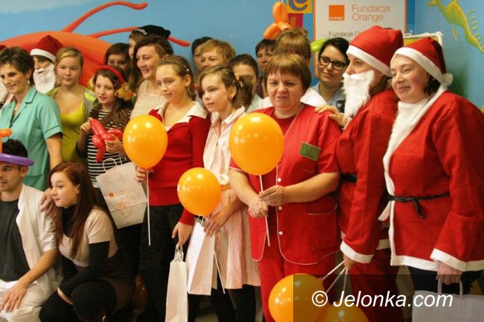 Jelenia Góra: „Nalot” św. Mikołajów na jeleniogórski szpital