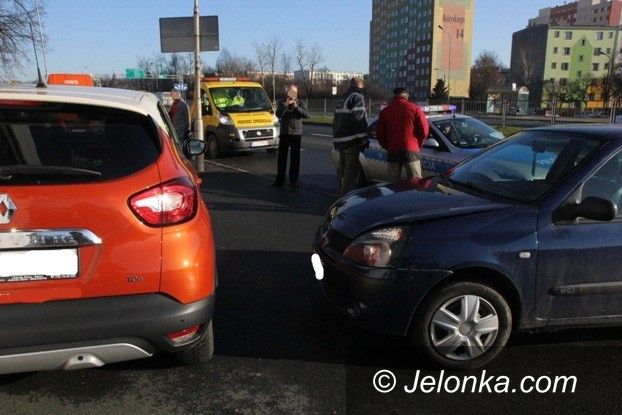 Jelenia Góra: Na Alei Jana Pawła II zderzyły się trzy auta