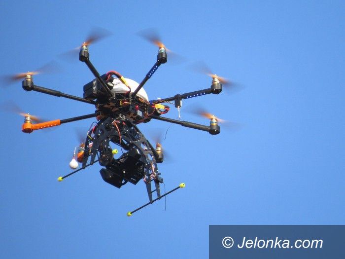 Jelenia Góra: Dziwny obiekt nad Ratuszem. Co to? Dron! (Aktualizacja)