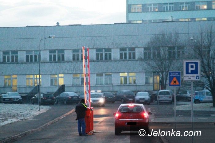 Jelenia Góra: Czytelnicy: karetkom trudniej wyjechać ze szpitala!