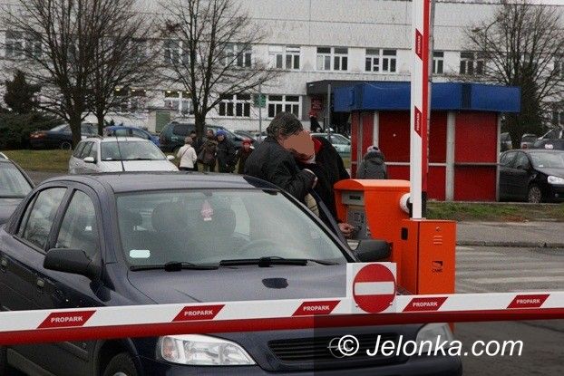 Jelenia Góra: Pacjenci: opłaty za parking szpitalny to zdzierstwo!