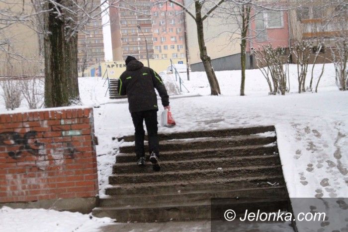 Jelenia Góra: Kiedy latarnia oświetli te schody?