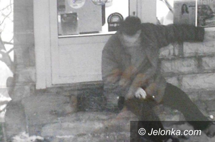 Jelenia Góra: Chodzili boso po śniegu, zauważyli ich strażnicy