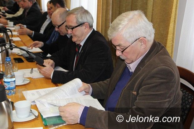 Powiat: Po sesji powiatu: karetki pod Szrenicą
