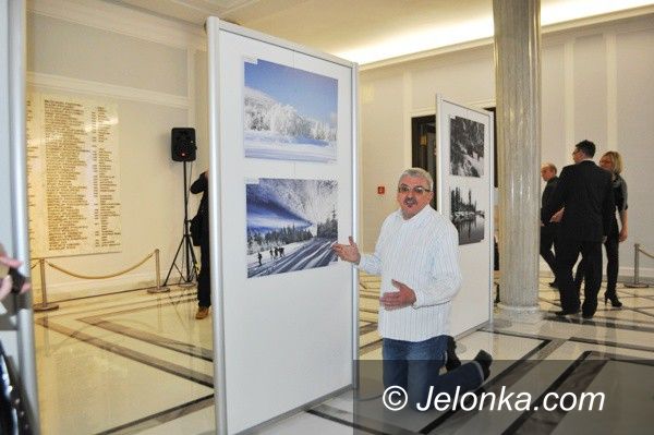 Warszawa: Izery w Sejmie rzucają na kolana