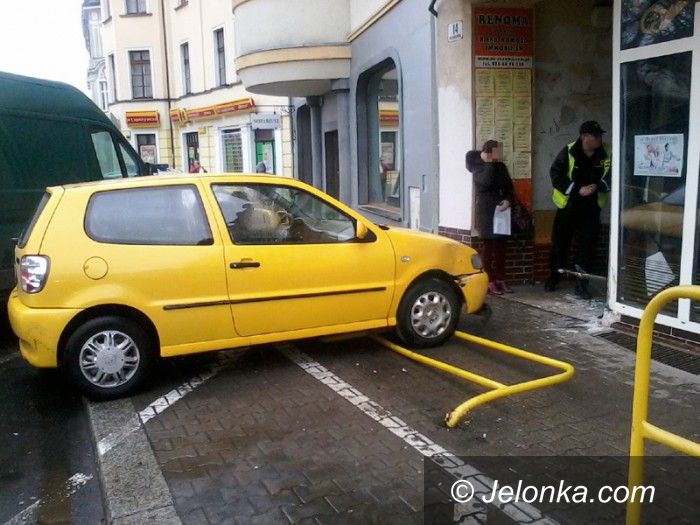 Jelenia Góra: Auto wjechało w cukiernię przy Bankowej