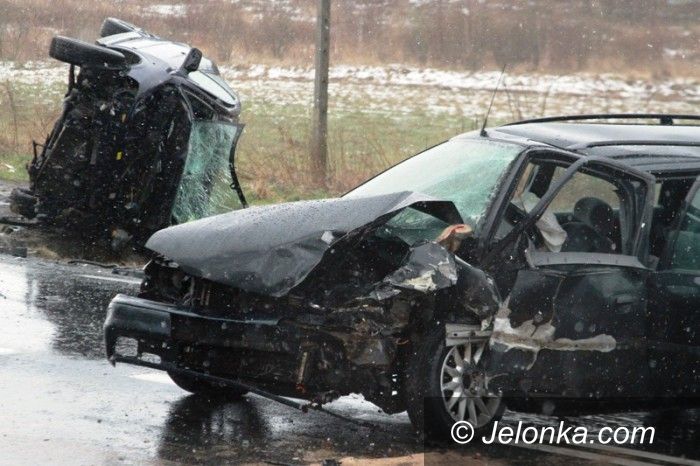 Jelenia Góra: Czołówka i dachowanie na Sudeckiej