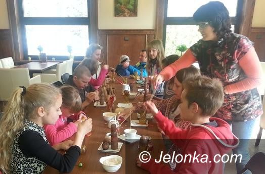 Szklarska Poręba: W Szklarskiej Porębie malowano czekoladą pisanki