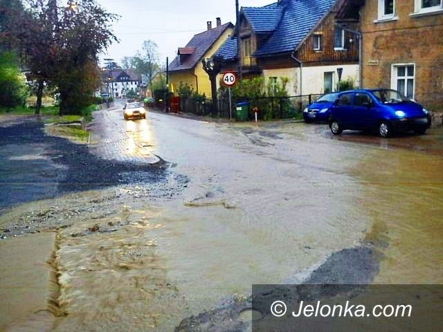 Jelenia Góra: Karkonoska po deszczu zamieniła się w rzekę