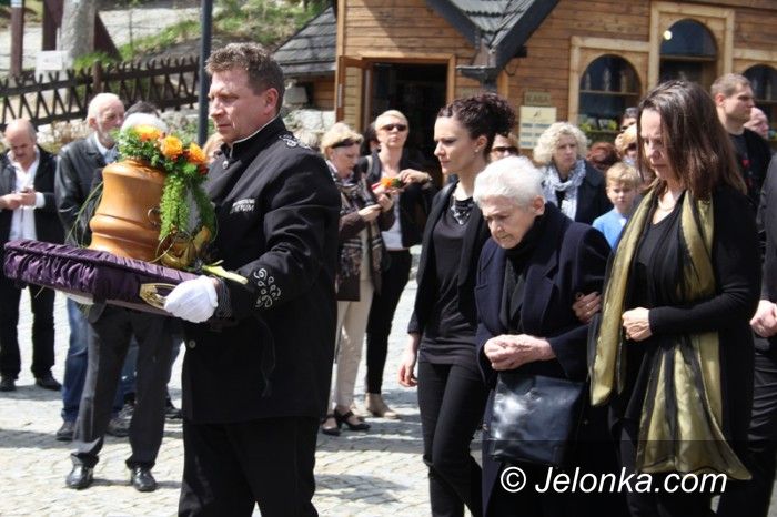Karpacz: Tadeusz Różewicz spoczął przy świątyni Wang