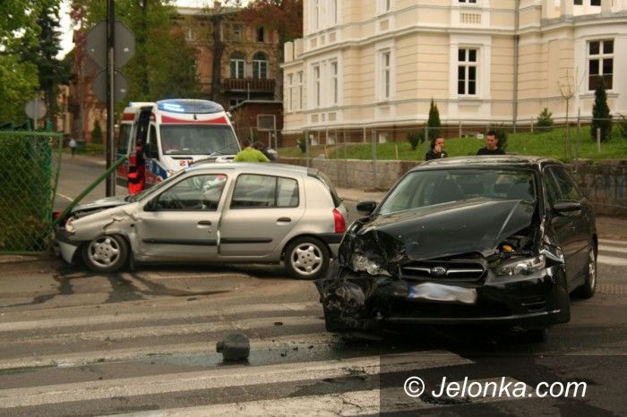 Jelenia Góra: Zderzenie na skrzyżowaniu Norwida z Mickiewicza (aktualizacja)