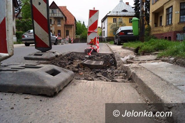 Jelenia Góra: Chodnik na Prusa jak tor przeszkód