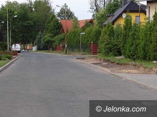 Sobieszów: Ruszyła budowa chodnika przy Świerkowej. A co z Ogrodową?