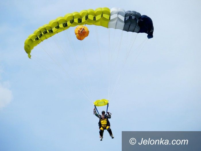 Jelenia Góra: Wyczyn na 82. urodziny: Skok ze spadochronem