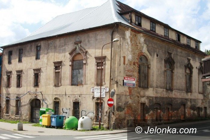 Jelenia Góra: Dawny dom kultury spada na głowy przechodniów