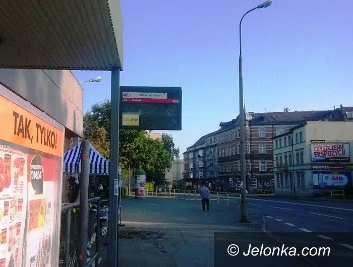 Jelenia Góra: Zniszczona tablica MZK straszy w centrum miasta