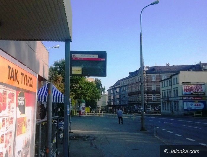 Jelenia Góra: Zniszczona tablica MZK straszy w centrum miasta