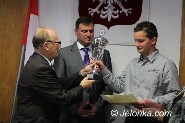 Powiat: Nagrody dla sportowców w jeleniogórskim starostwie