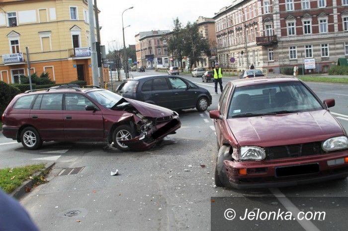 Jelenia Góra: Volkswagen uderzył w toyotę. Dwie osoby w szpitalu