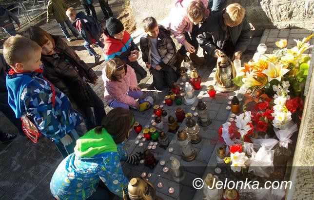 Jelenia Góra: Uczniowie „Siódemki” zapalili  ognie pamięci