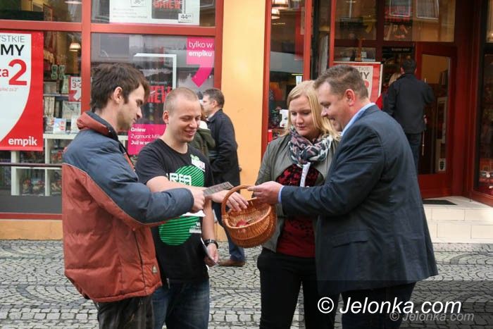 Jelenia Góra: Jabłka wyborcze z przesłaniem
