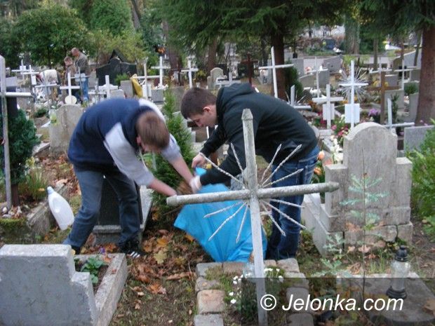 Jelenia Góra: Młodzież z Bursy zadbała o zapomniane mogiły