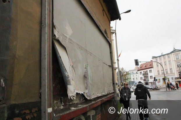 Jelenia Góra: Niebezpieczna tablica na reklamy przy Korczaka