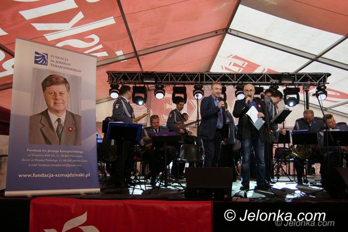 Jelenia Góra: Podniośle i radośnie podczas Święta Niepodległości pod Ratuszem
