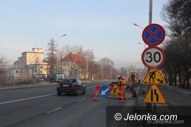 Jelenia Góra: Łatają dziury na ulicy Wolności