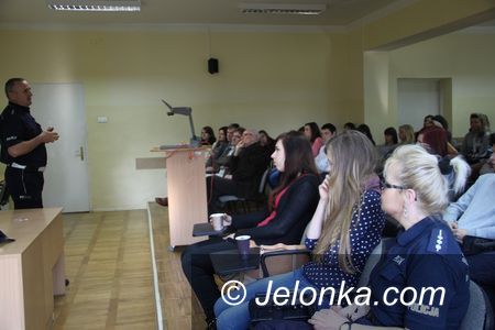 Jelenia Góra: Policjanci rozmawiali ze studentami o zagrożeniach