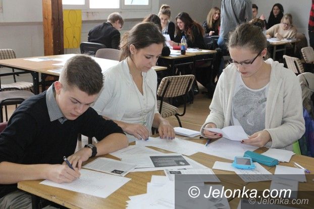 Jelenia Góra: Licealiści z senatorem w obronie więźniów sumienia