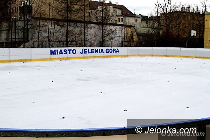 Jelenia Góra: Miejskim ślizgawkom nie sprzyja pogoda