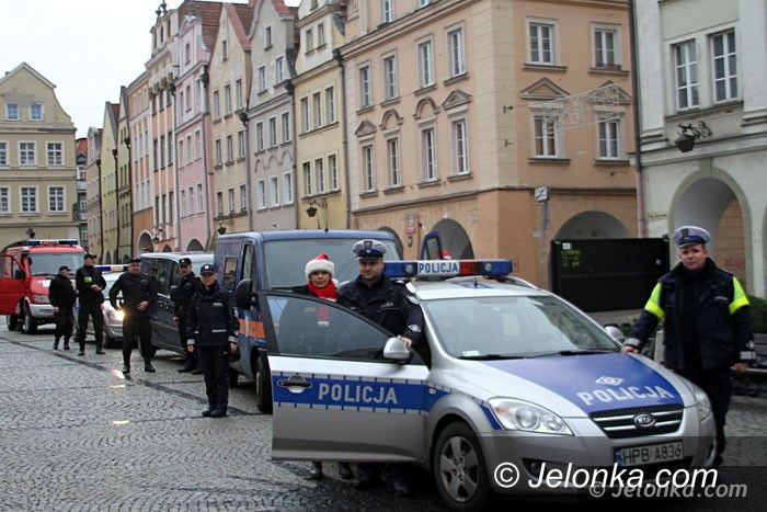 Jelenia Góra: Św. Mikołaj służb mundurowych obdarował dzieci