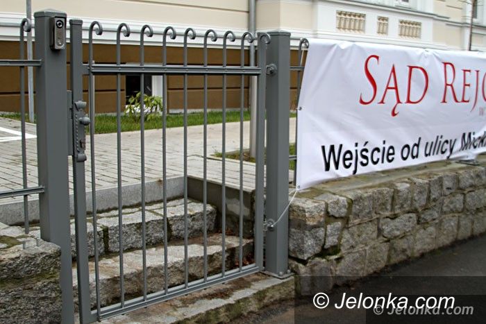 Jelenia Góra: Niepełnosprawni: Jak mamy dostać się do sądu?