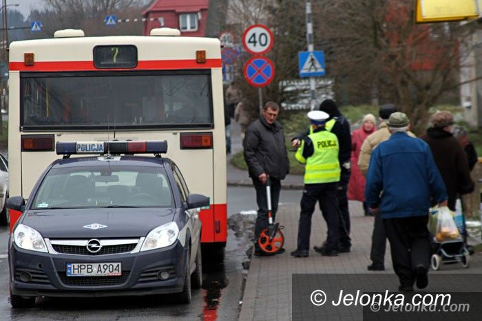 Jelenia Góra: Starsza kobieta wypchnięta przez drzwi autobusu?