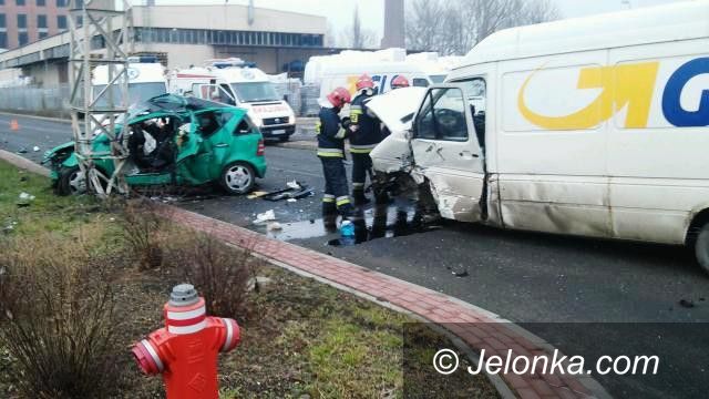 Jelenia Góra: Wypadek koło Jelchemu. Trzy osoby w szpitalu