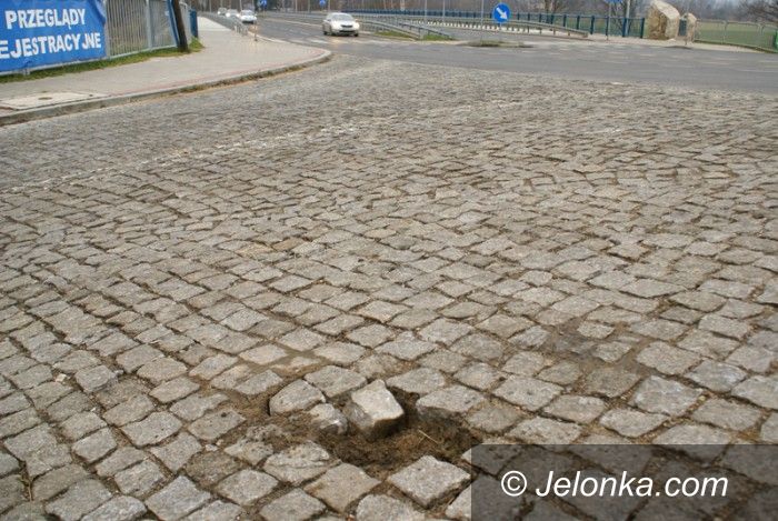 Jelenia Góra: Kiedy naprawią kostkę przy obwodnicy południowej?