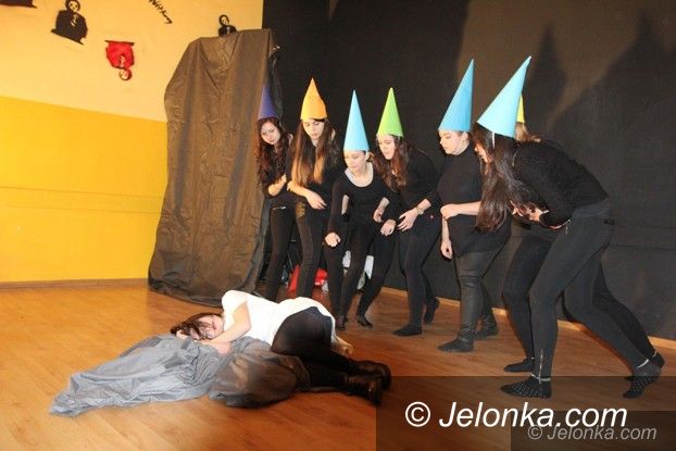 Jelenia Góra: Norwidowska młodzież zagrała spektakl dla przedszkolaków