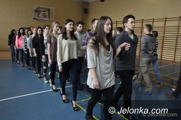 Jelenia Góra: „Poloneza czas zacząć…” w II LO