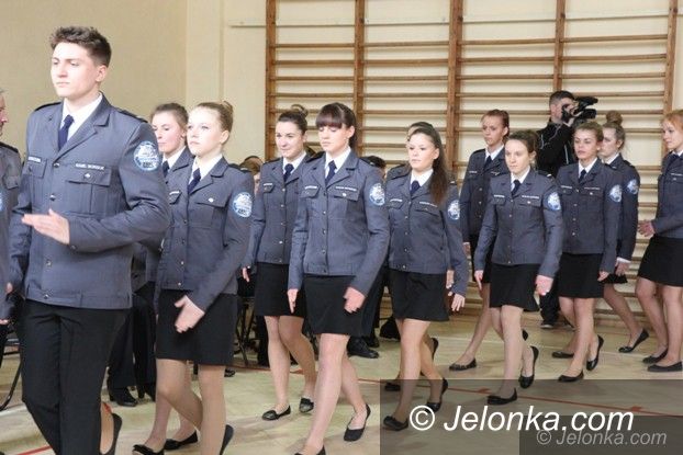 Piechowice: Mundurowi uczniowie zaprzysiężeni