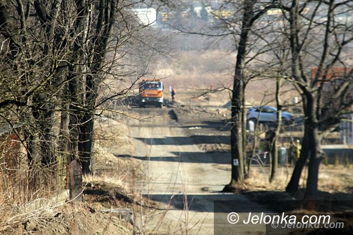 Jelenia Góra: Trwa utwardzanie dróg na Osiedlu Urocza II