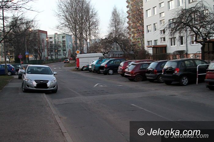 Jelenia Góra: Uwaga! Okradają auta na Karłowicza