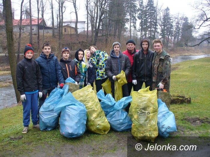 Janowice Wielkie: Młodzież sprzątała brzegi Bobru