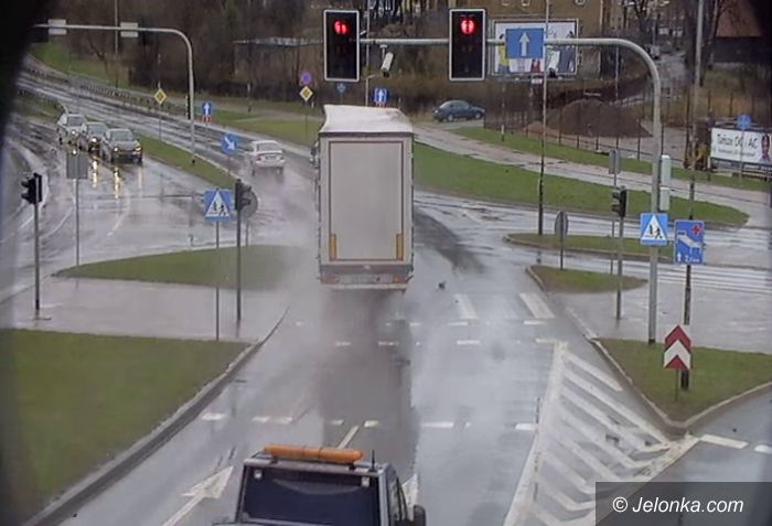 Jelenia Góra: Niebezpieczna jazda przez skrzyżowanie